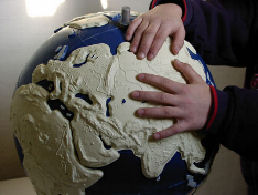 Globus mit Händen
